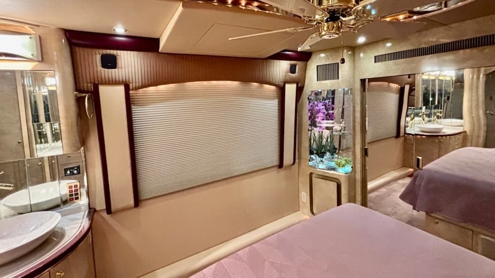 2005 Prevost Parliament H3-45 Motorhome - Image 13