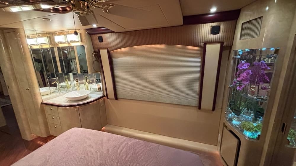 2005 Prevost Parliament H3-45 Motorhome - Image 14
