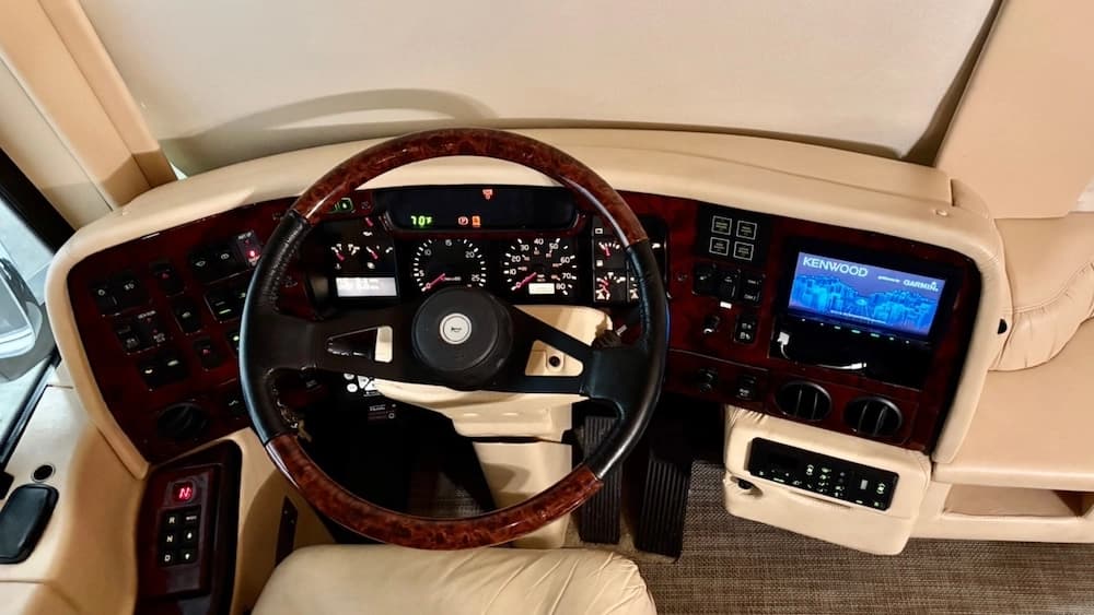 2005 Prevost Parliament H3-45 Motorhome - Image 15
