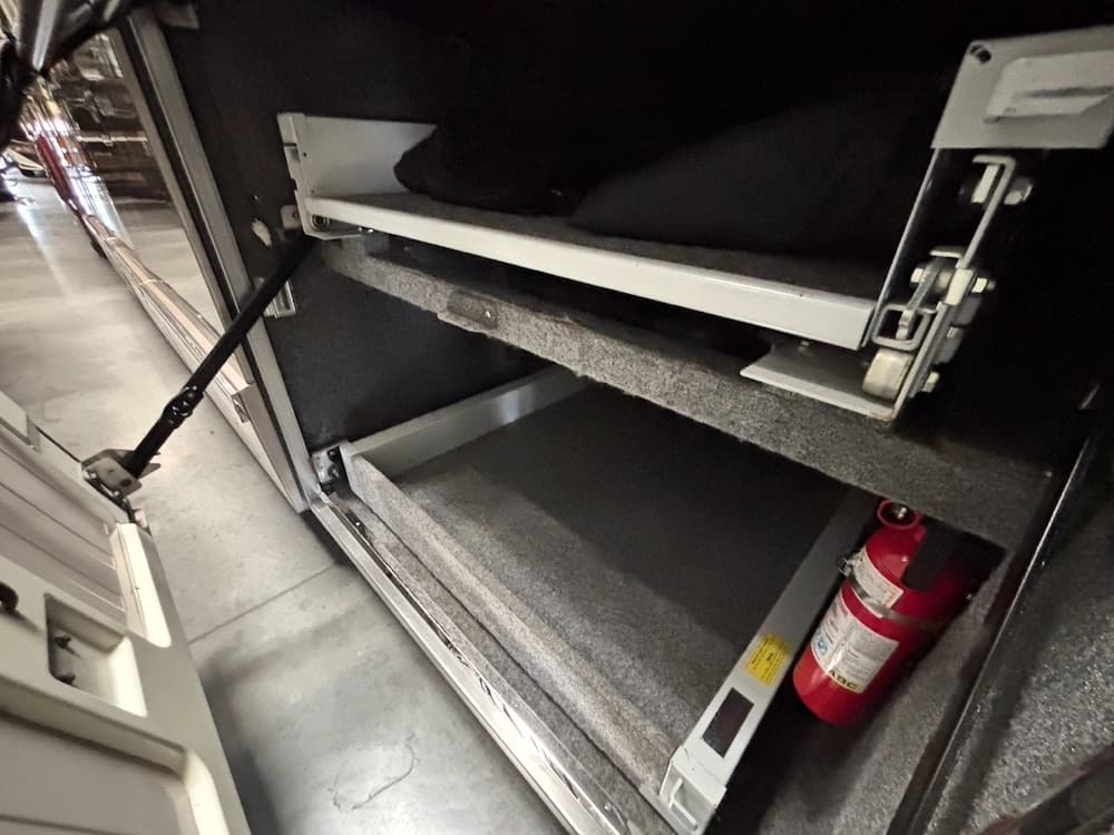 2005 Prevost Parliament H3-45 Motorhome - Image 16