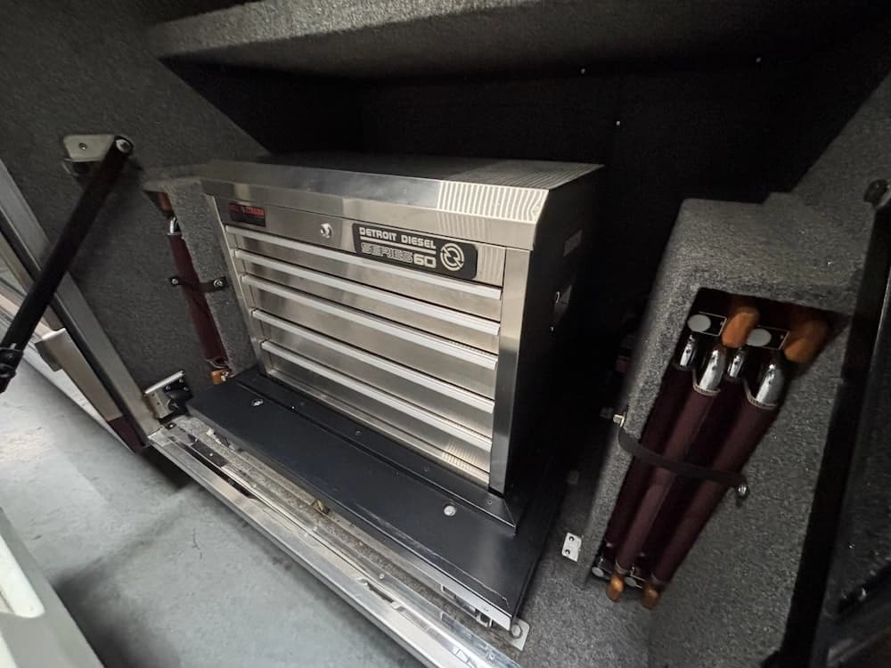 2005 Prevost Parliament H3-45 Motorhome - Image 18