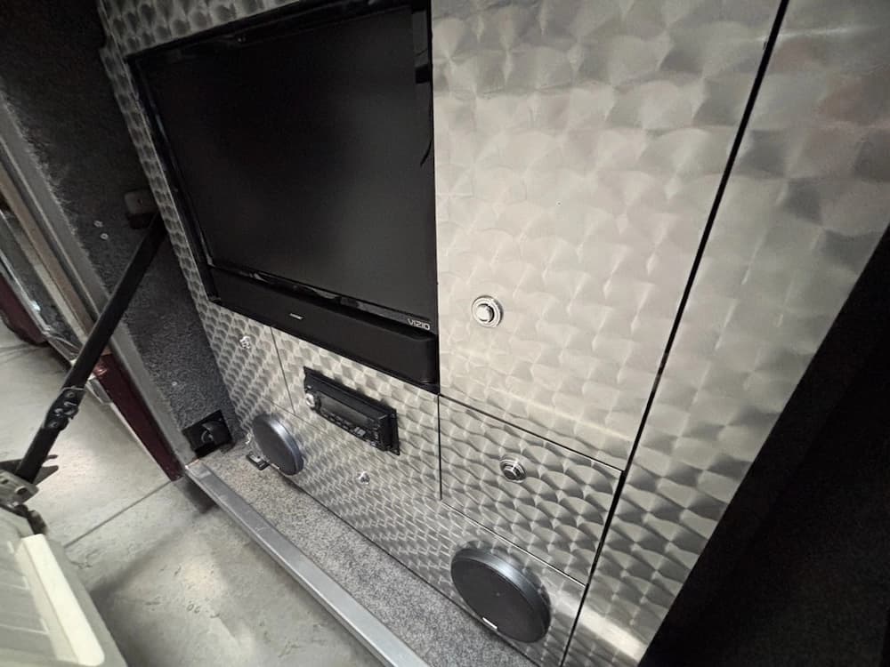 2005 Prevost Parliament H3-45 Motorhome - Image 19