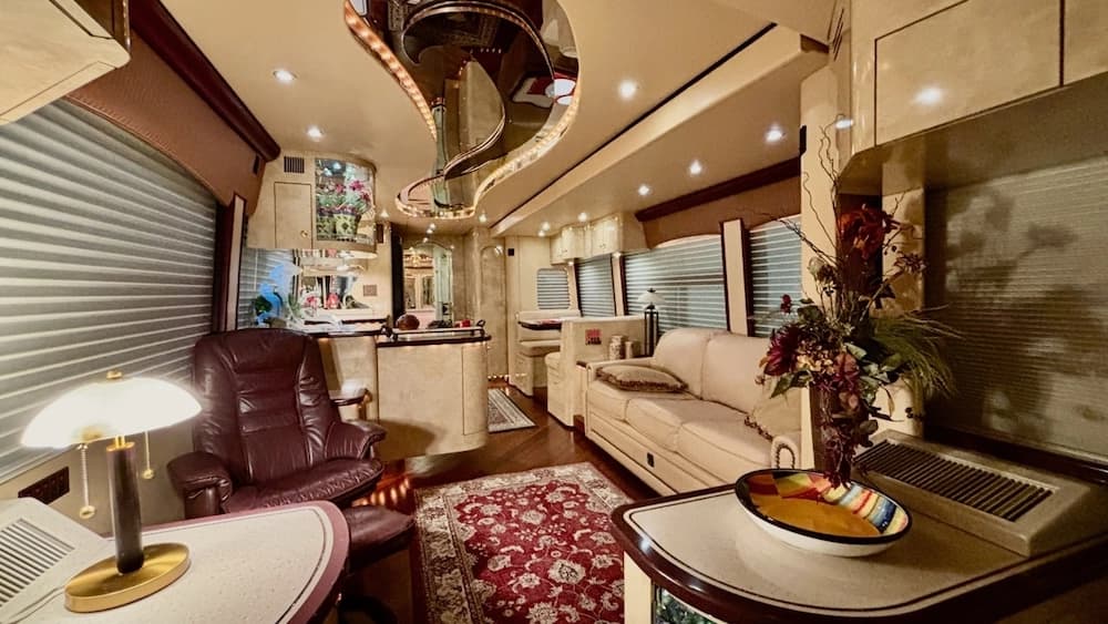2005 Prevost Parliament H3-45 Motorhome - Image 3