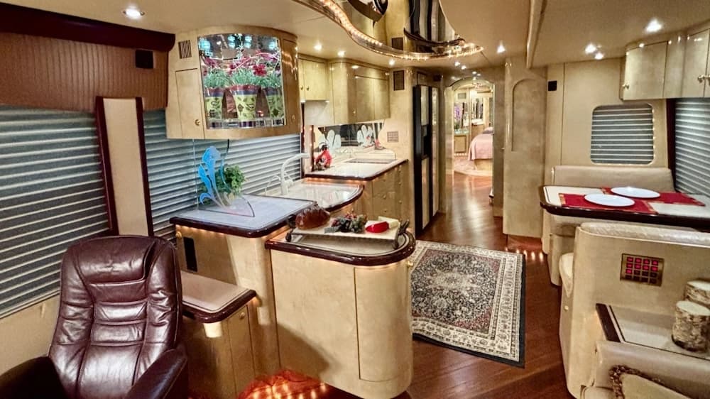 2005 Prevost Parliament H3-45 Motorhome - Image 4