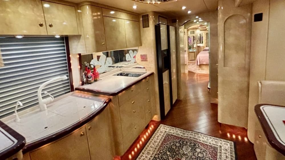 2005 Prevost Parliament H3-45 Motorhome - Image 5