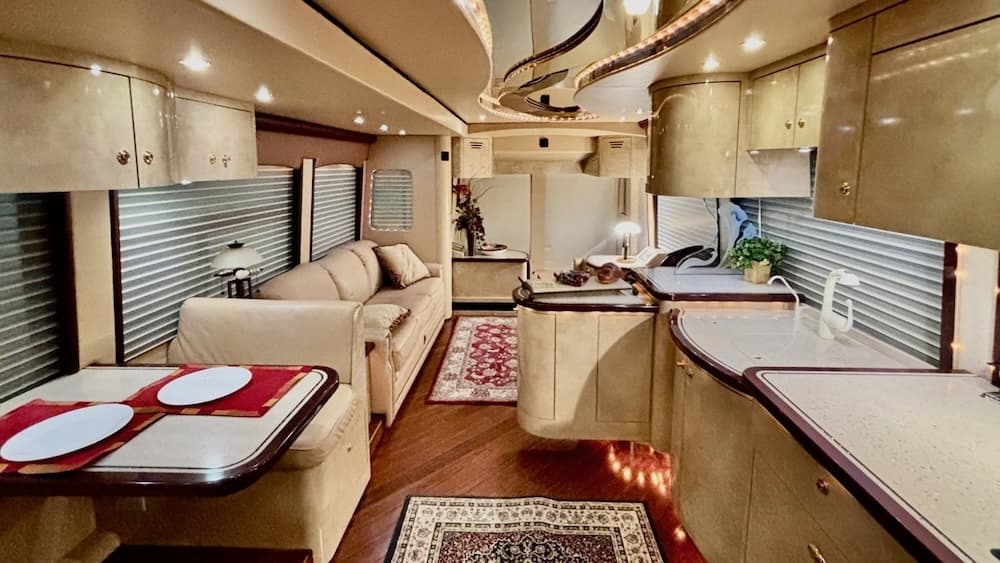 2005 Prevost Parliament H3-45 Motorhome - Image 6