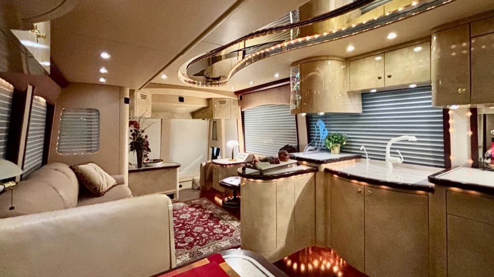 2005 Prevost Parliament H3-45 Motorhome - Image 7
