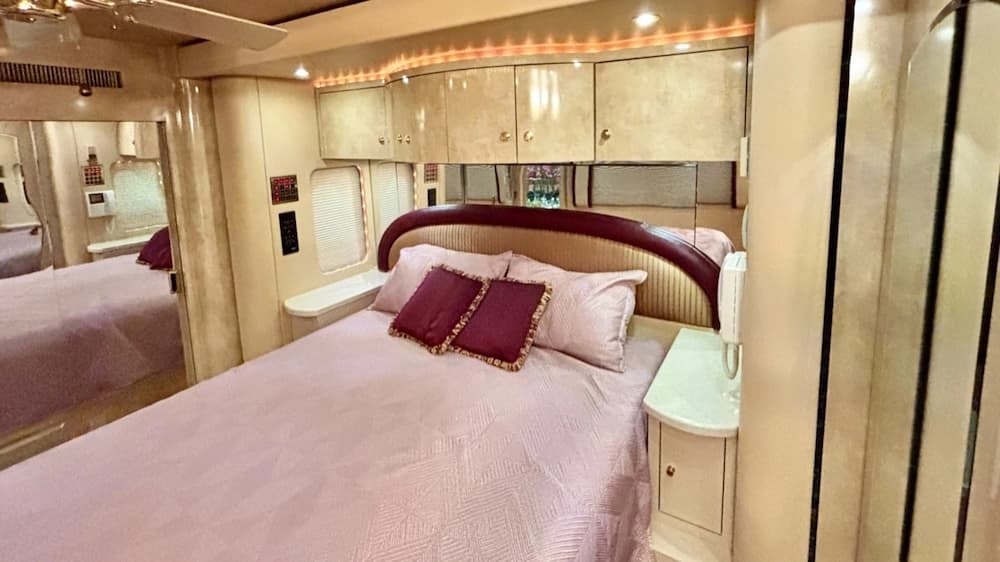 2005 Prevost Parliament H3-45 Motorhome - Image 8