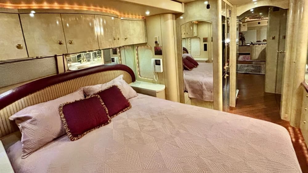 2005 Prevost Parliament H3-45 Motorhome - Image 9