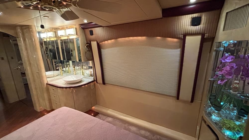 2005 Prevost Parliament H3-45 Motorhome - Image 10