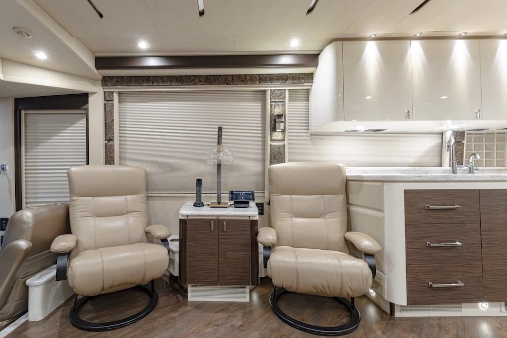 2021 Prevost Emerald H3-45 Motorhome - Image 13