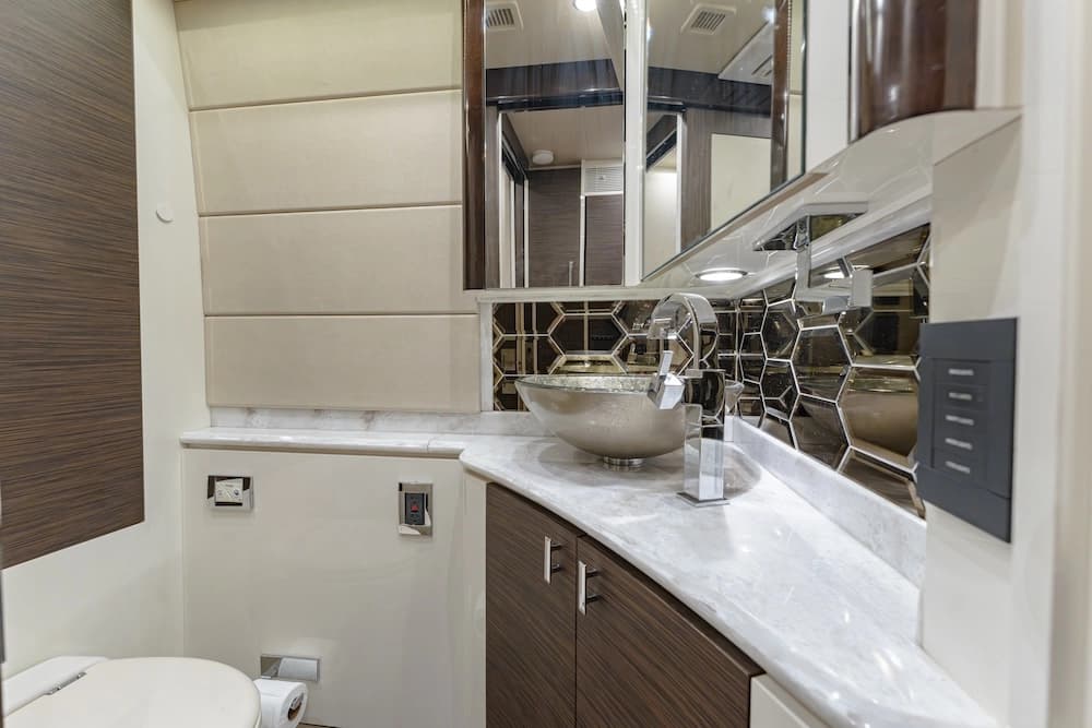 2021 Prevost Emerald H3-45 Motorhome - Image 18