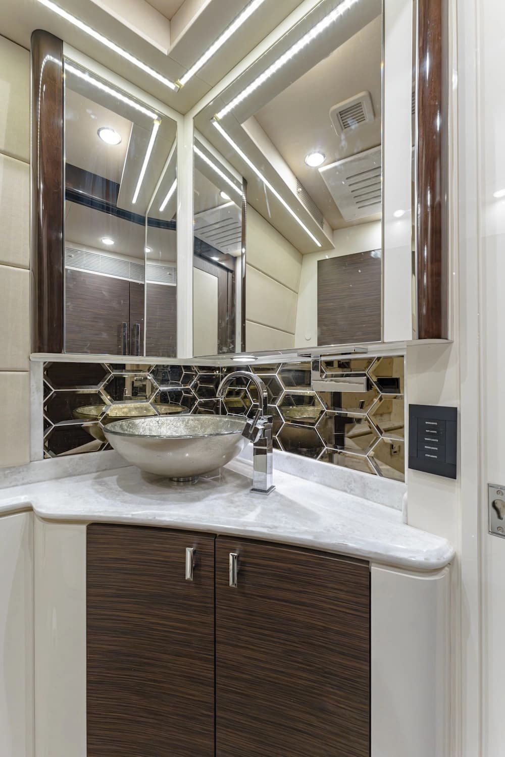 2021 Prevost Emerald H3-45 Motorhome - Image 19