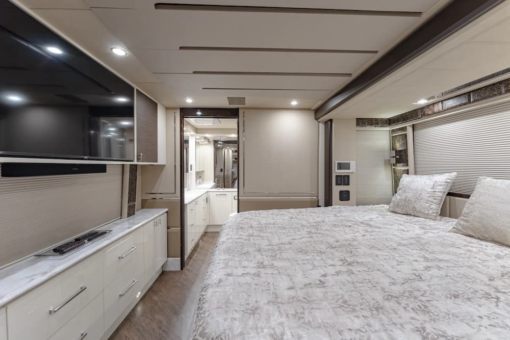 2021 Prevost Emerald H3-45 Motorhome - Image 21