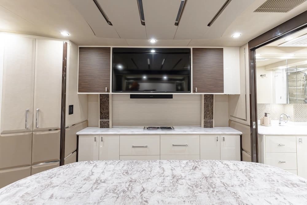 2021 Prevost Emerald H3-45 Motorhome - Image 23