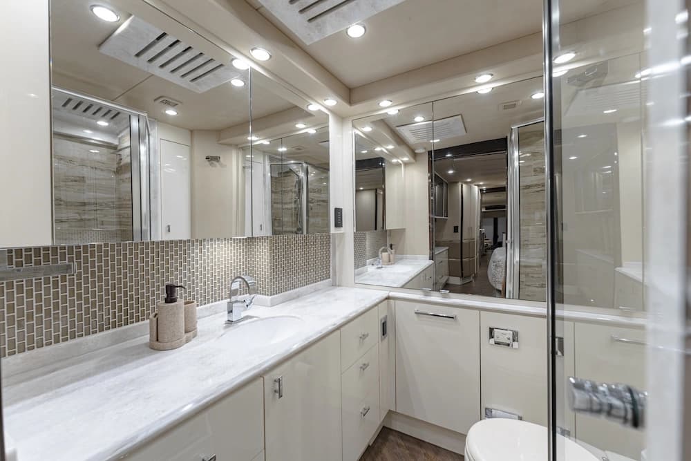 2021 Prevost Emerald H3-45 Motorhome - Image 24