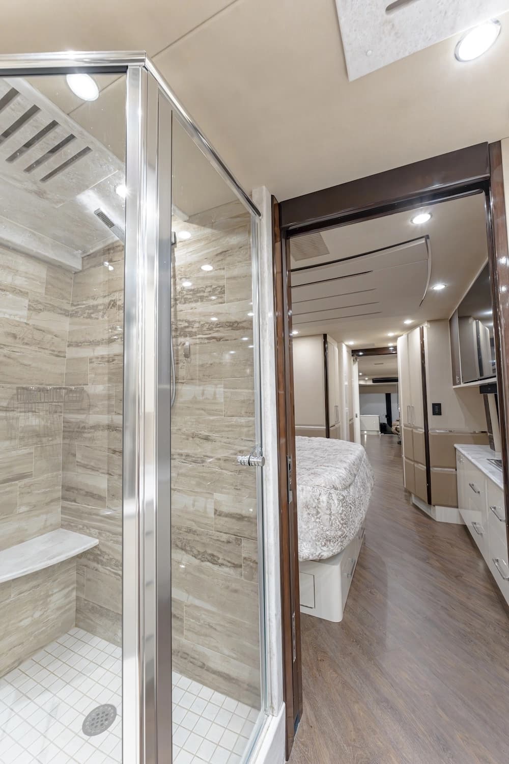2021 Prevost Emerald H3-45 Motorhome - Image 25