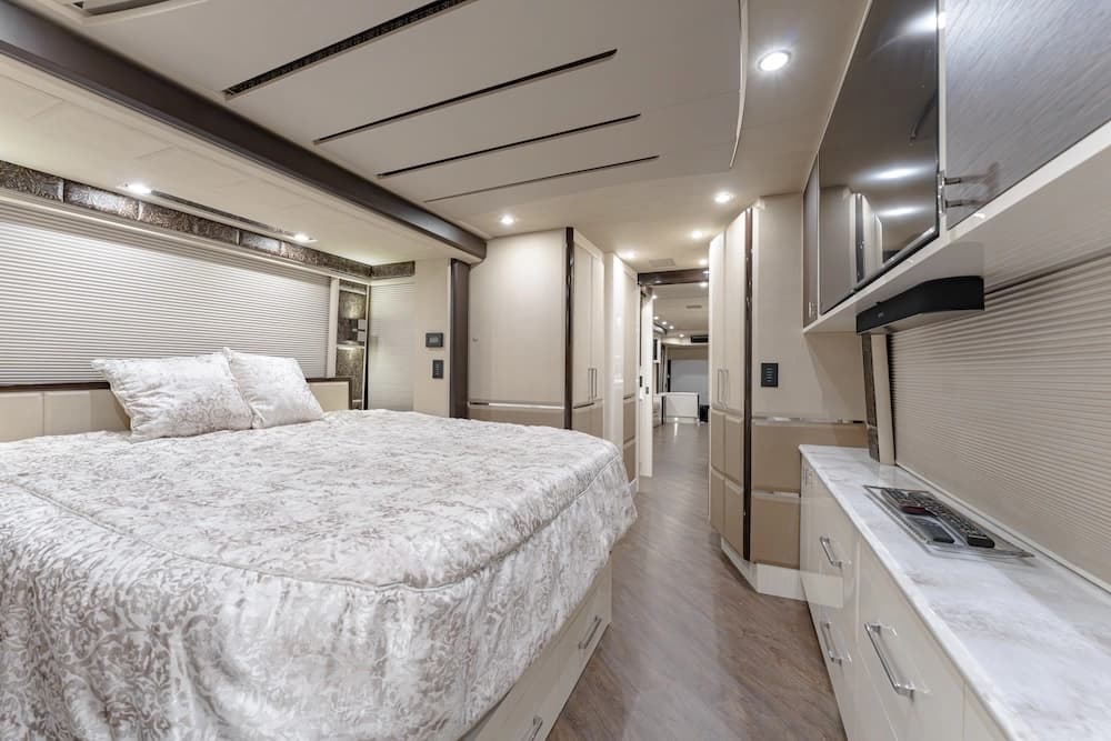 2021 Prevost Emerald H3-45 Motorhome - Image 28