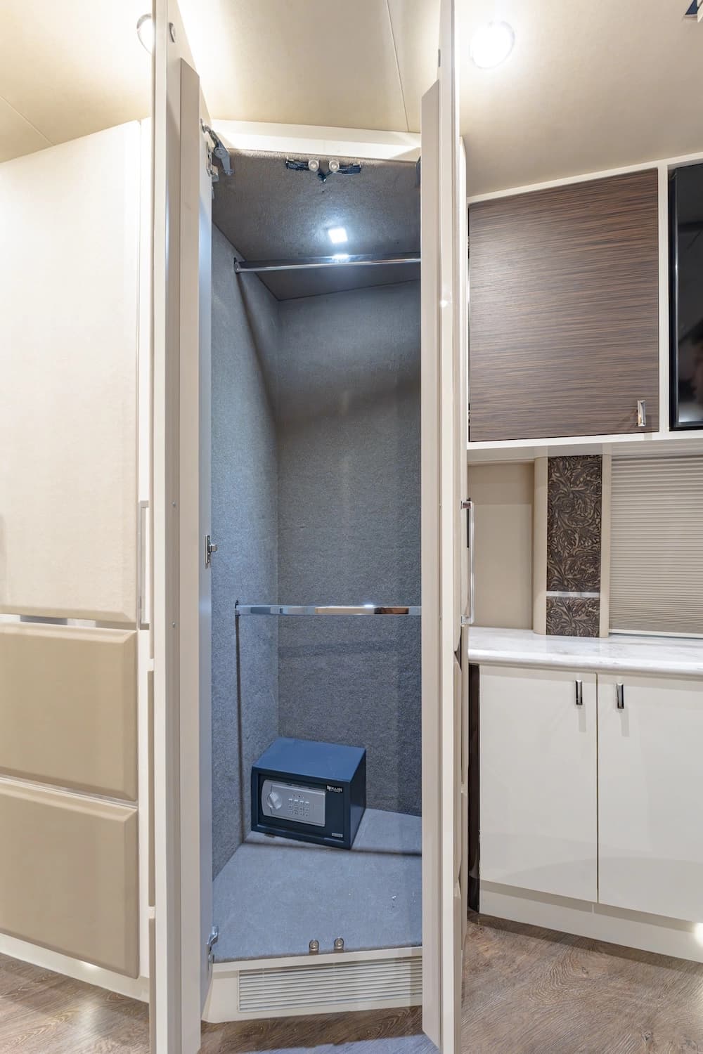 2021 Prevost Emerald H3-45 Motorhome - Image 43
