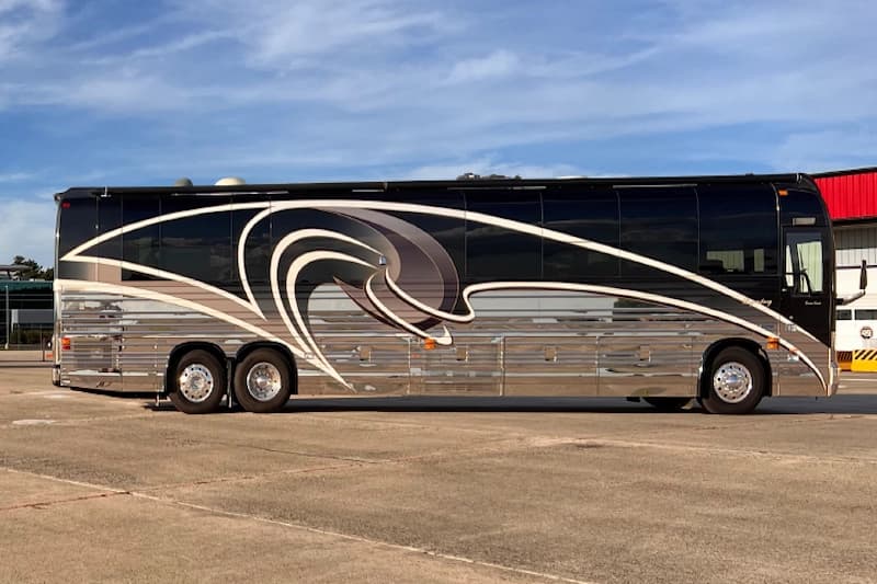 2005 Prevost Legendary XLII Motorhome - Image 1
