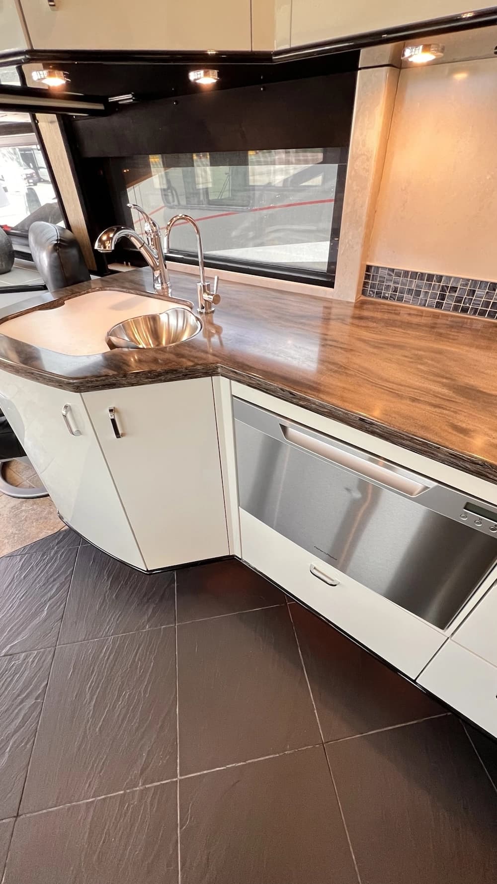 2005 Prevost Legendary XLII Motorhome - Image 10