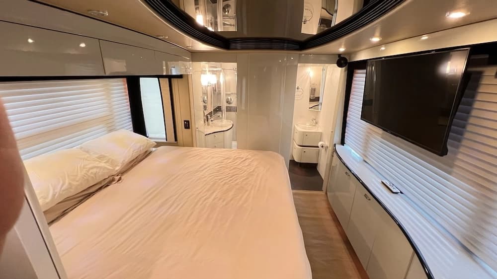 2005 Prevost Legendary XLII Motorhome - Image 13