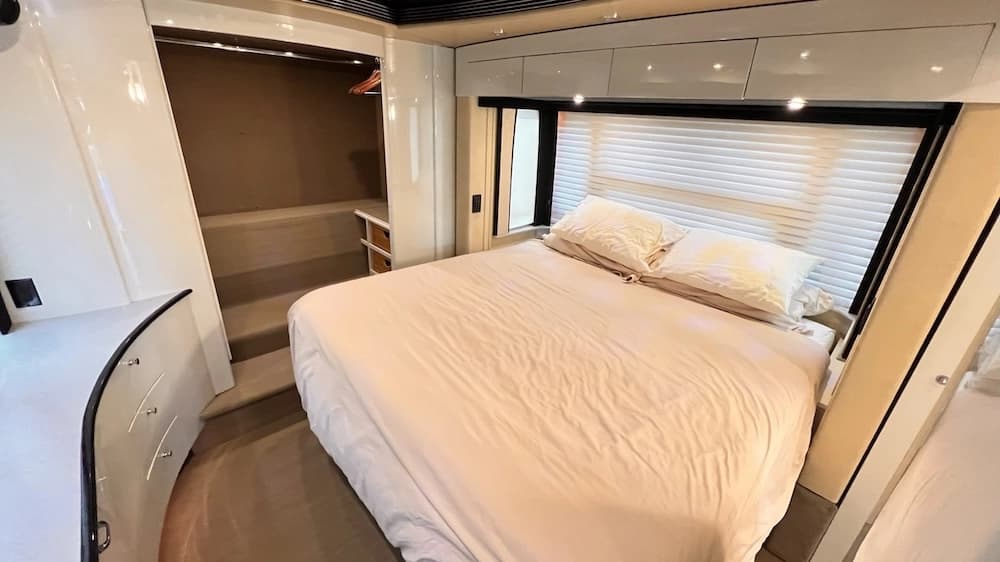 2005 Prevost Legendary XLII Motorhome - Image 14