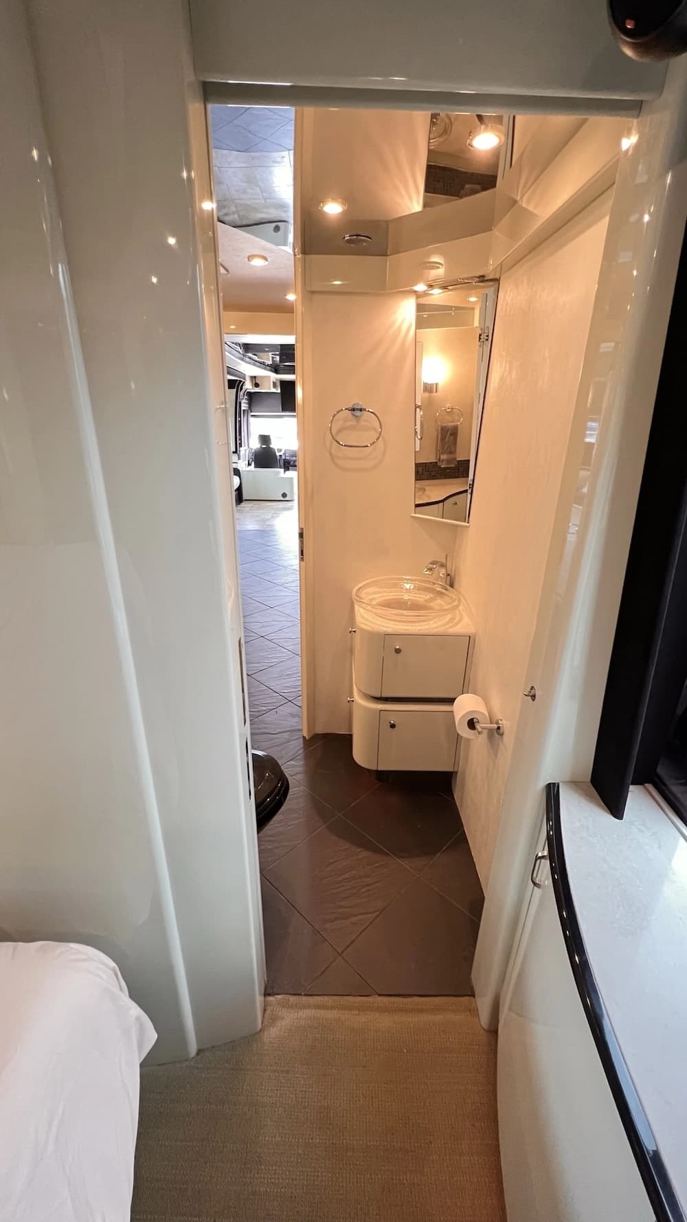 2005 Prevost Legendary XLII Motorhome - Image 15