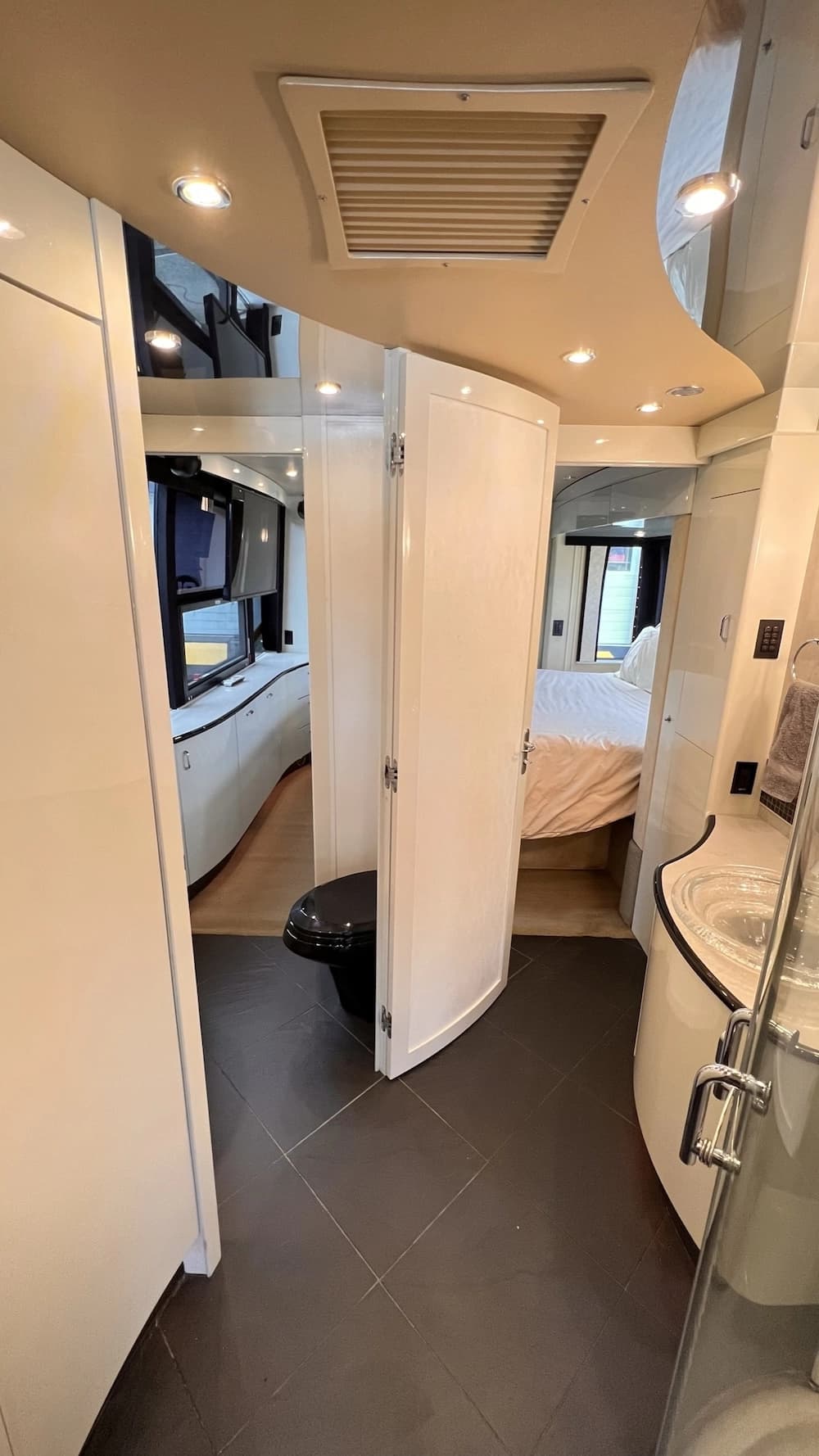 2005 Prevost Legendary XLII Motorhome - Image 16