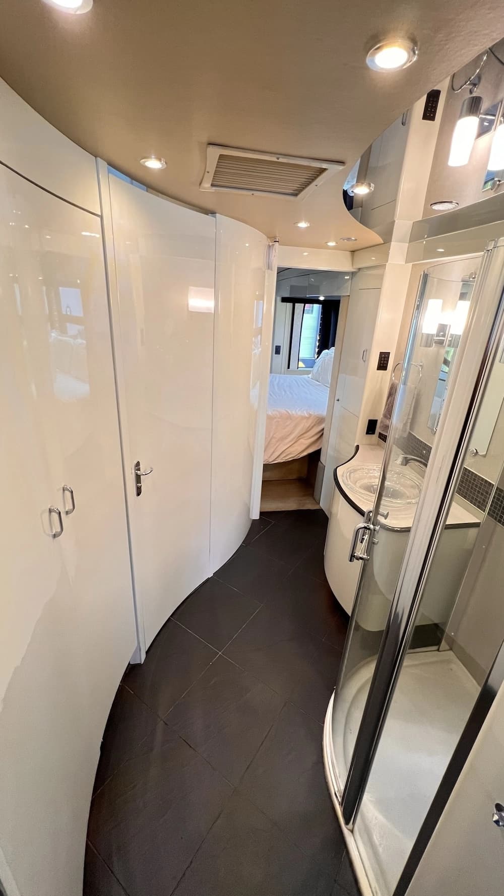 2005 Prevost Legendary XLII Motorhome - Image 17