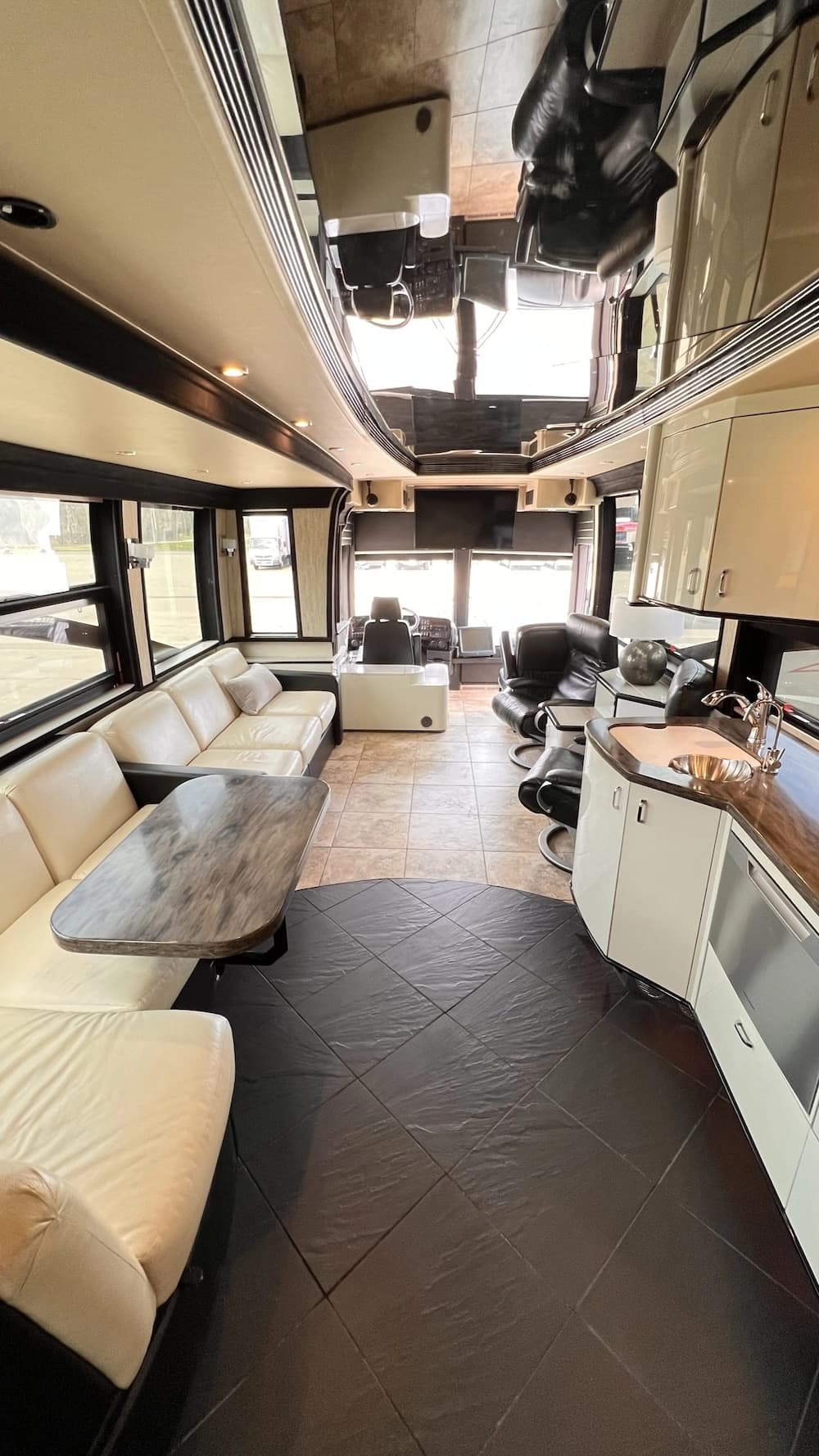 2005 Prevost Legendary XLII Motorhome - Image 18