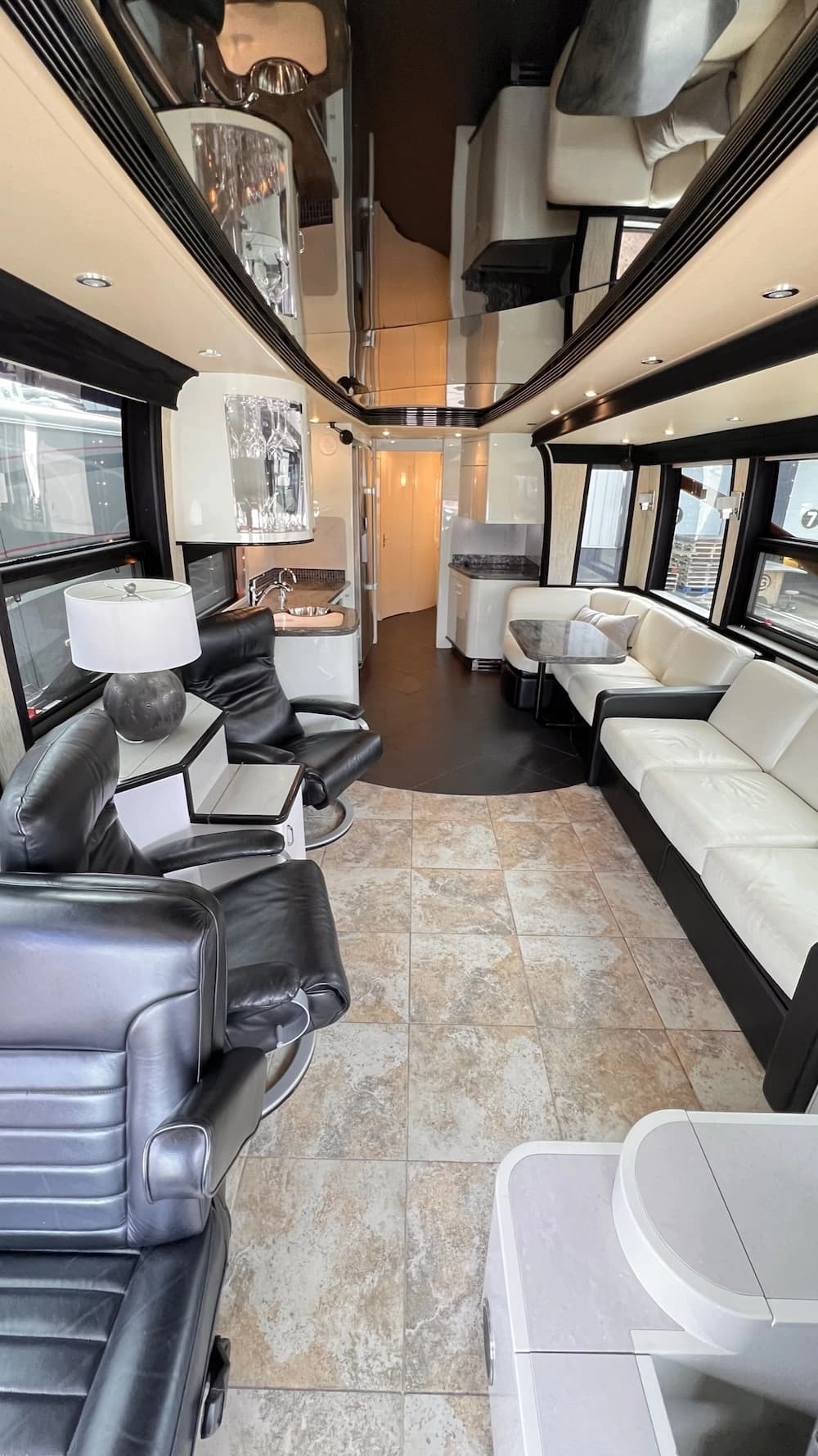 2005 Prevost Legendary XLII Motorhome - Image 19