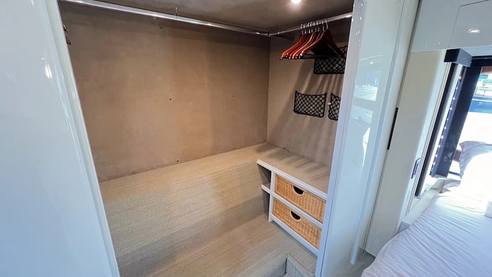 2005 Prevost Legendary XLII Motorhome - Image 20