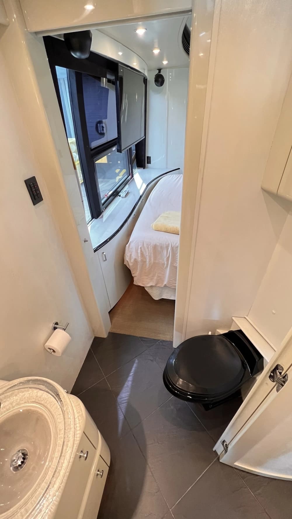 2005 Prevost Legendary XLII Motorhome - Image 21