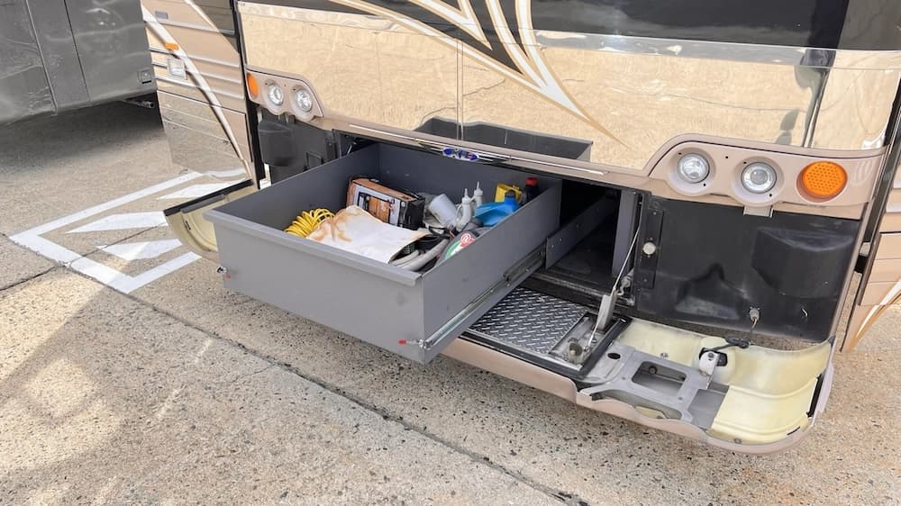 2005 Prevost Legendary XLII Motorhome - Image 24