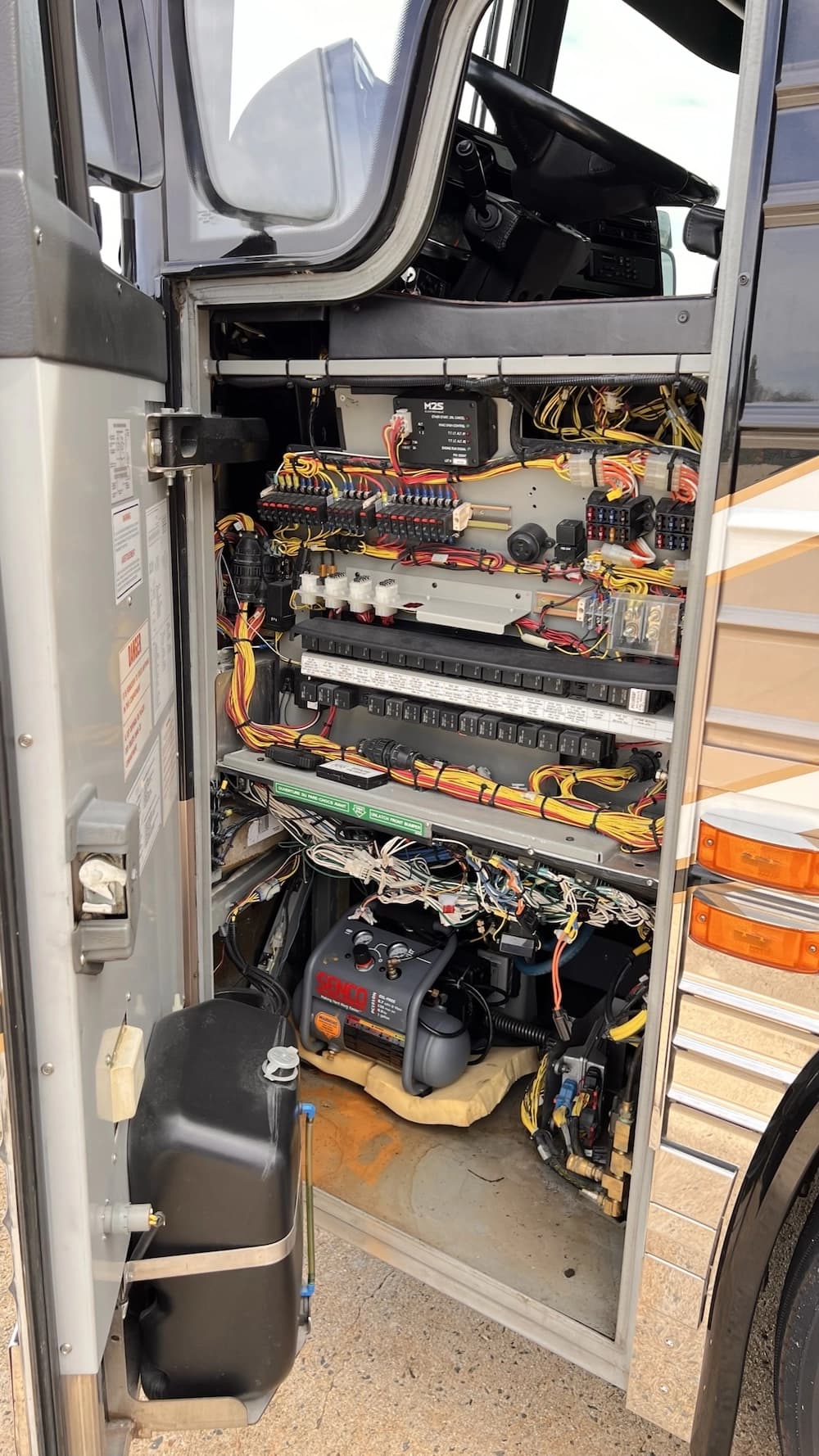 2005 Prevost Legendary XLII Motorhome - Image 25