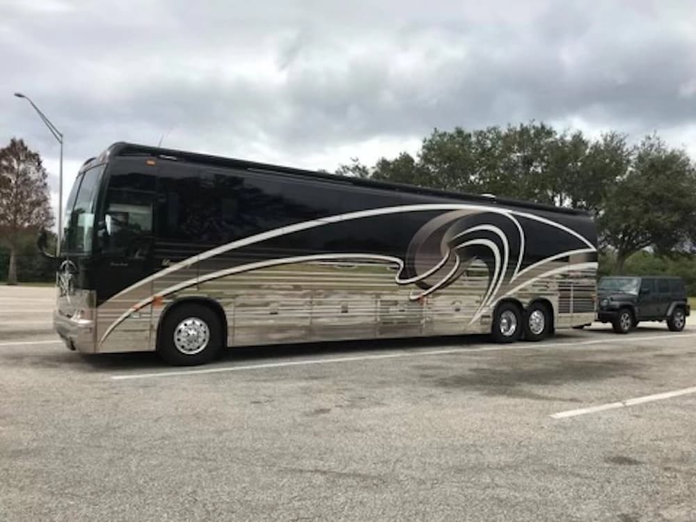 2005 Prevost Legendary XLII Motorhome - Image 3