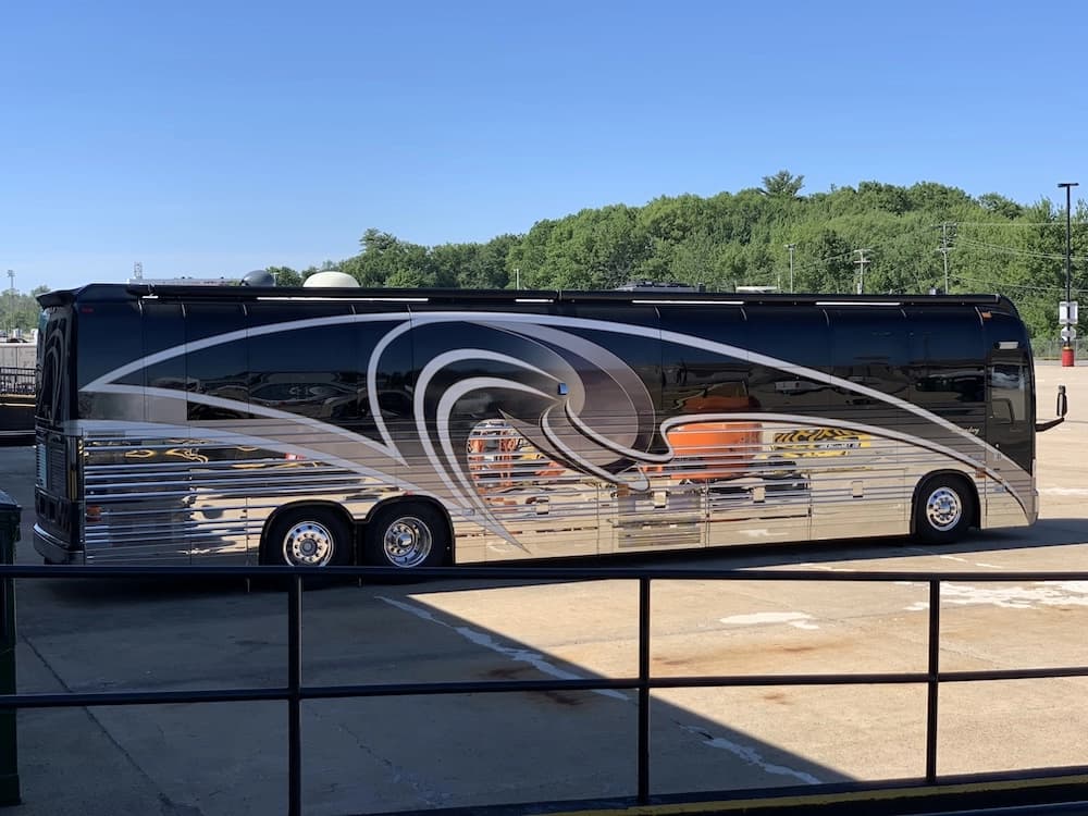 2005 Prevost Legendary XLII Motorhome - Image 5