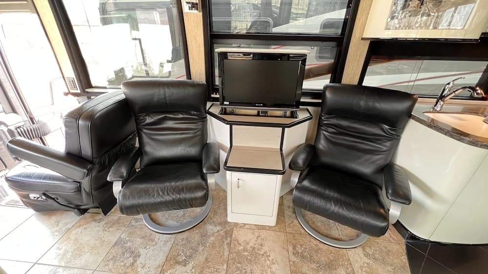 2005 Prevost Legendary XLII Motorhome - Image 6