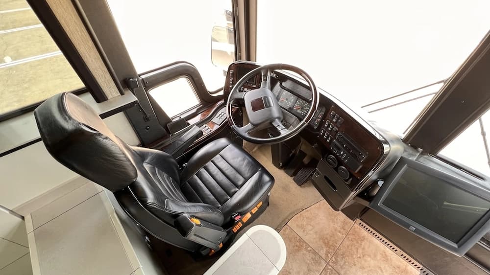2005 Prevost Legendary XLII Motorhome - Image 7