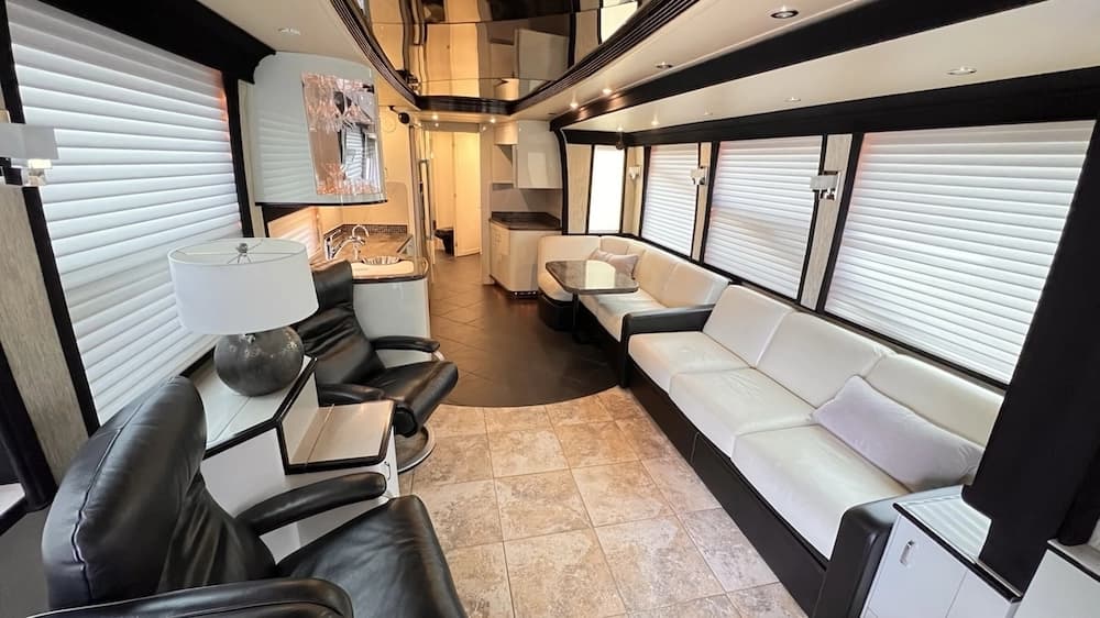 2005 Prevost Legendary XLII Motorhome - Image 9