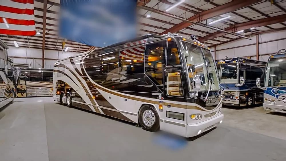 2005 Prevost Millennium H3-45 Motorhome - Image 1