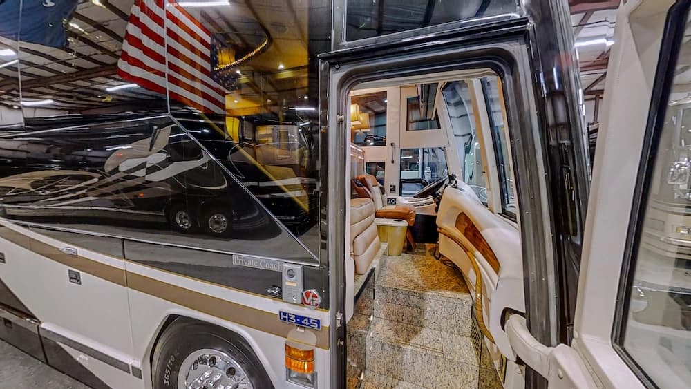 2005 Prevost Millennium H3-45 Motorhome - Image 2