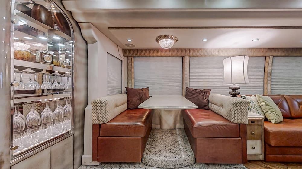 2005 Prevost Millennium H3-45 Motorhome - Image 14