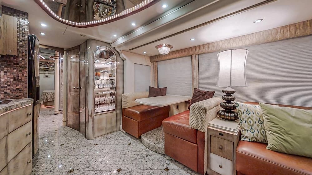 2005 Prevost Millennium H3-45 Motorhome - Image 16