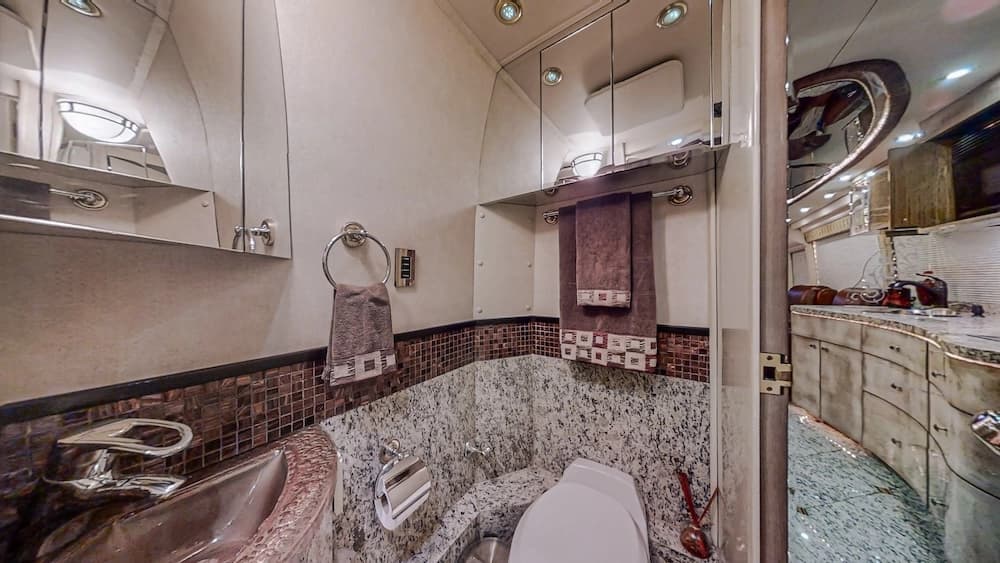 2005 Prevost Millennium H3-45 Motorhome - Image 18