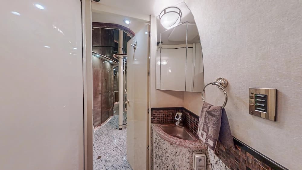 2005 Prevost Millennium H3-45 Motorhome - Image 19