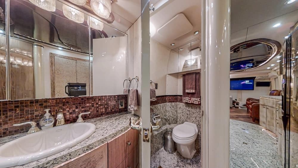 2005 Prevost Millennium H3-45 Motorhome - Image 20