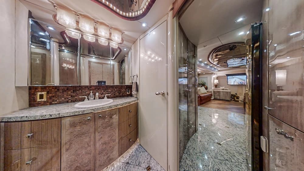 2005 Prevost Millennium H3-45 Motorhome - Image 21