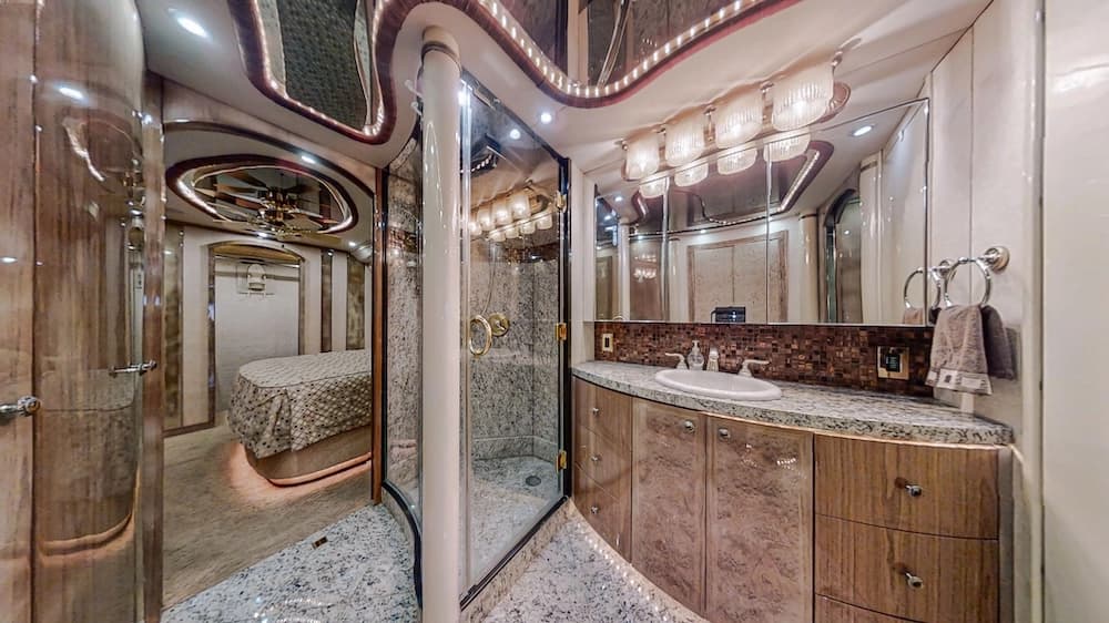 2005 Prevost Millennium H3-45 Motorhome - Image 22